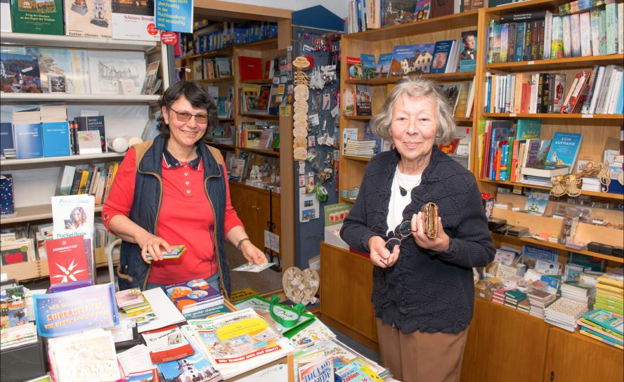 Christliche Buchhandlung in Roßwein: Inhaberin Ute Lomtscher (l.) mit Kundin Maria Colve, die aus Riesa zum einkaufen kam. © Thomas Barth