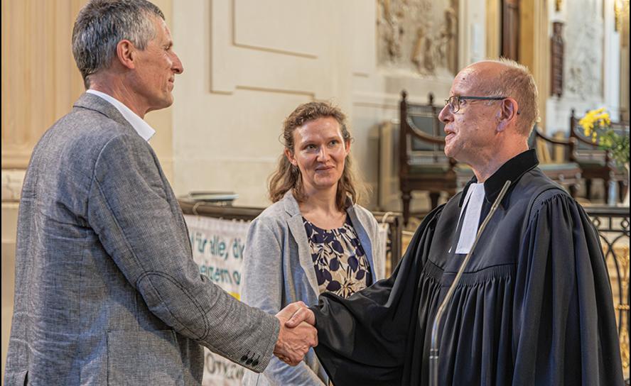 Verabschiedung in der Nikolaikirche Leipzig im Rahmens des Friedensgebets (v. l.): Michael Zimmermann (Friedensbeauftragter), Helena Funk (Beauftragte für den Kirchlichen Entwicklungsdienst), Dr. Thilo Daniel. © U. Winkler