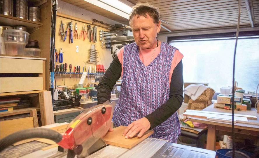 Der taubblinde Lutz Herold in der Werkstatt für taubblinde sowie hör- und sehbehinderte Menschen »Spatzennest«. Er entwickelte hier unter Anleitung viele Fertigkeiten. Er sägt oder näht Stofftaschen. © Dietrich Flechtner 