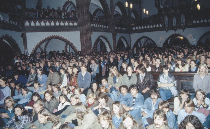 Legendäre Bluesmesse in der Ost-Berliner Auferstehungskirche, zu der 7000 Menschen strömten (1986). Die Bluesmessen begannen vor 45 Jahren in der Samariterkirche. © Bundesstiftung Aufarbeitung – Eastblockworld