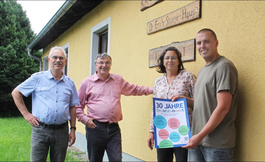 Der CVJM Oberlichtenau mit (v. l.) Vereinsvorsitzendem Uwe Schirrmeister und Maik, Susanne und Georg Förster.