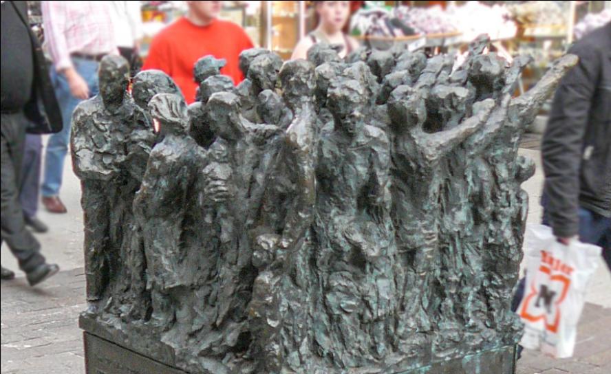 Die Skulptur »Ja-Sager und Nein-Sager« von Ulle Hees (1984) in der Fußgängerzone in Wuppertal-Bar- men erinnert an die »Barmer Erklärung«, die am 31 Mai1934 in der Gemarker Kirche in Barmen verabschiedet wurde. Foto: Atamari, CC BY-SA 3.0, wikimedia