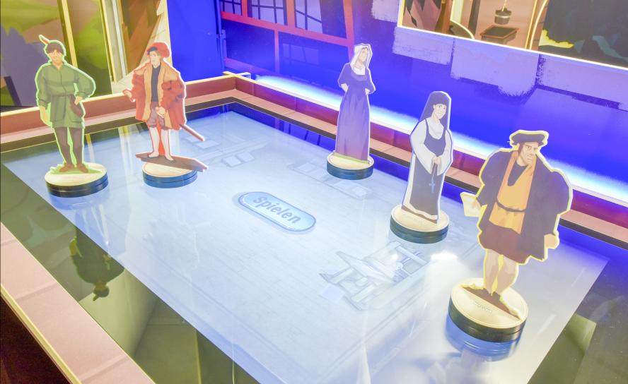 Spiel mit, entscheide selbst: Ein digitales Spielbrett bietet die Möglichkeit, in Rollen der Menschen einer mitteldeutschen Stadt vor 500 Jahren einzutauchen. © Luthermuseen/Markus Scholz