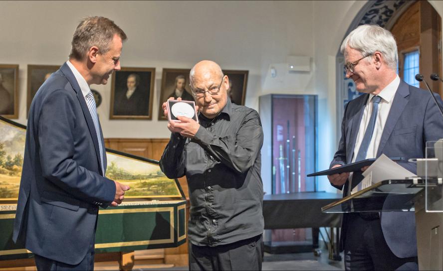 Geehrt: Der Pianist Andreas Staier (M.) erhielt am Freitag die Bach-Medaille der Stadt Leipzig. Überreicht wurde sie von Bürgermeister Torsten Bonew (l.). und dem Direktor des Bach-Archivs Peter Wollny (r.). © Bach-Archiv Leipzig/Gert Mothes