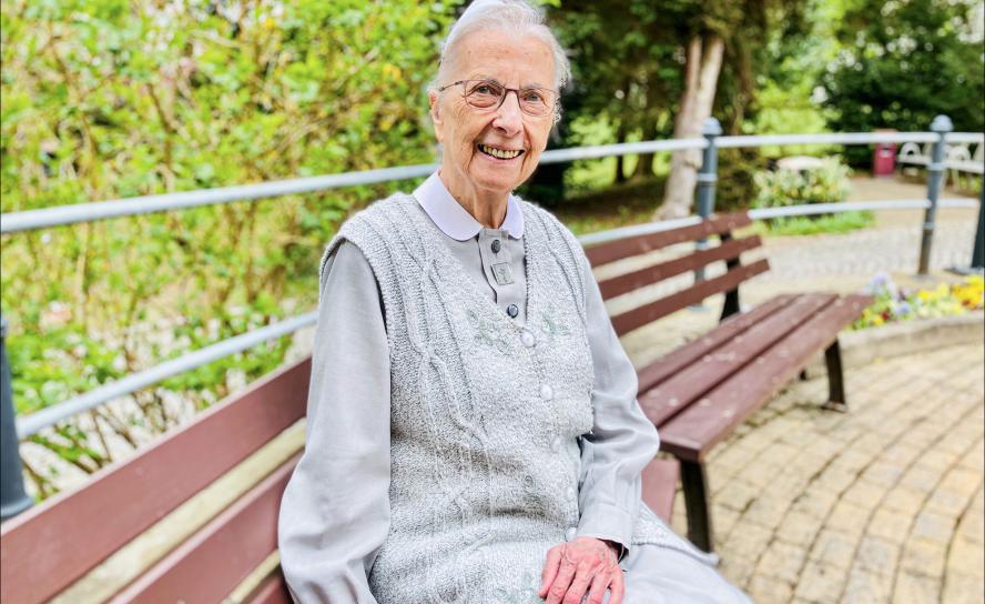 Schwester Gisela Nowack gehört zu den wenigen Diakonissen, die in »Zion« in Aue verblieben sind. Sie feiert 2024 ihr 60. Dienstjubiläum. Ihre Berufung zu Gott und der Arbeit mit den Menschen ist jedoch ein Auslaufmodell.