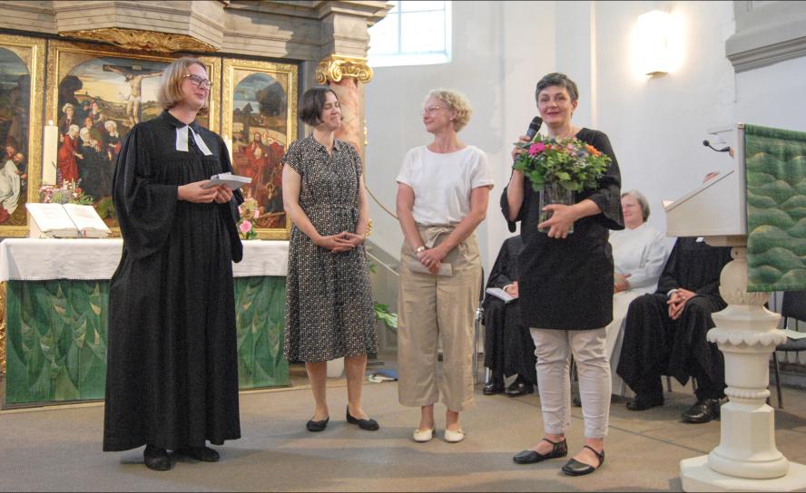 Zum Abschied von Pfarrerin Anna-Maria Busch (l.) gab es im Gottesdienst in der Marienkirche Leipzig-Stötteritz Blumen und Dank vom Kirchenvorstand (v. l.): Anna-Sylvia Goldammer, Petra Bauersfeld, Manuela Lißina-Krause. © B. Pfeiffer