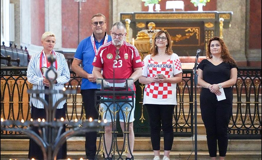Fußballfieber am Montagabend in der Nikolaikirche Leipzig: An allen Tagen der Europa- meisterschaft mit Leipzig als Austragungsort gibt es hier Andachten. Sie werden mit dem RB-Fanclub »Holy Bulls« ausgerichtet. © Lukas Gensel