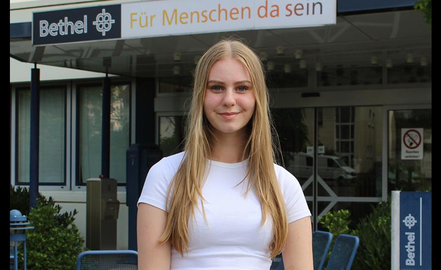 Für Bethel im Internet: Anna Hofmann vor den von Bodelschwinghschen Stiftungen. Auf dem Instagram-Kanal @1jahr_menschennah schreibt die 18-Jährige Beiträge über die diakonische Arbeit. © epd-bild/Katrin Nordwald Für Bethel im Internet: Anna Hofmann vor den von Bodelschwinghschen Stiftungen. Auf dem Instagram-Kanal @1jahr_menschennah schreibt die 18-Jährige Beiträge über die diakonische Arbeit. © epd-bild/Katrin Nordwald