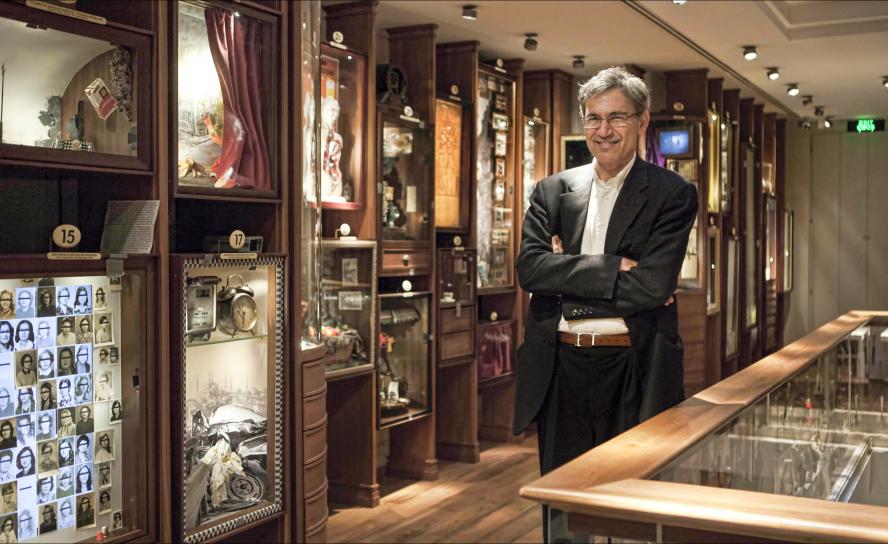 Trostsucher: Der türkische Schriftsteller Orhan Pamuk in seiner Ausstellung »Der Trost der Dinge«. © Bölts Trostsucher: Der türkische Schriftsteller Orhan Pamuk in seiner Ausstellung »Der Trost der Dinge«. © Bölts