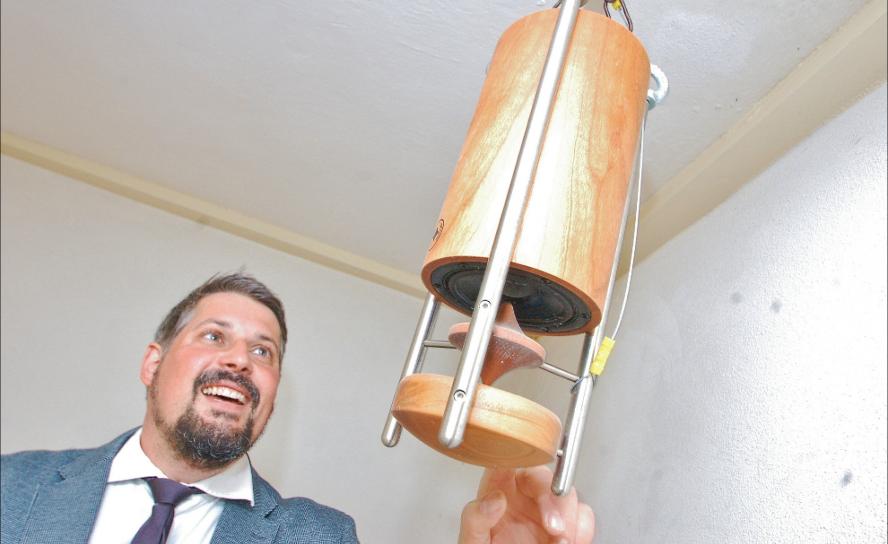 Hörerlebnisse bis in die hintersten Kirchenbänke: Nerchaus Pfarrer Markus Wendland möchte die Schallwandler-Technik in seiner Nerchauer Martinskirche nicht wieder hergeben. © Roger Dietze