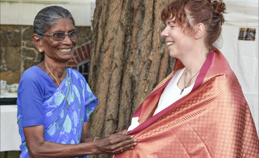 Mrs. Thamapakkiam von der tamilischen Partnerkirche segnet die neue Direktorin. © LMW