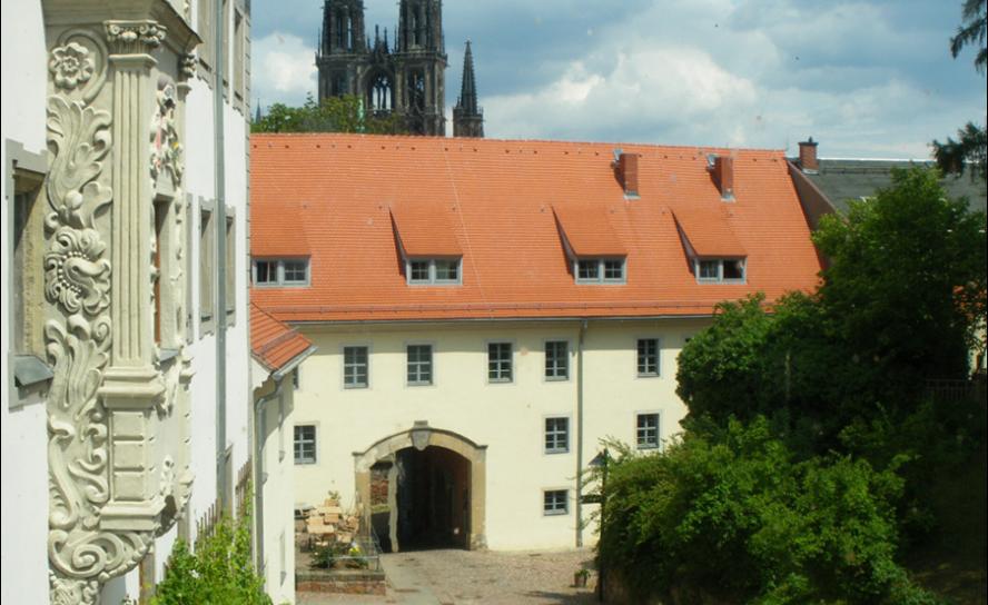 Im »Klostermonat« bietet der Klosterhof St. Afra Meißen in besonderer Weise die Möglichkeit spiritueller Gemeinschaft mit Gebetszeiten, Seelsorge und Beratung. © C. Reuther Im »Klostermonat« bietet der Klosterhof St. Afra Meißen in besonderer Weise die Möglichkeit spiritueller Gemeinschaft mit Gebetszeiten, Seelsorge und Beratung. © C. Reuther