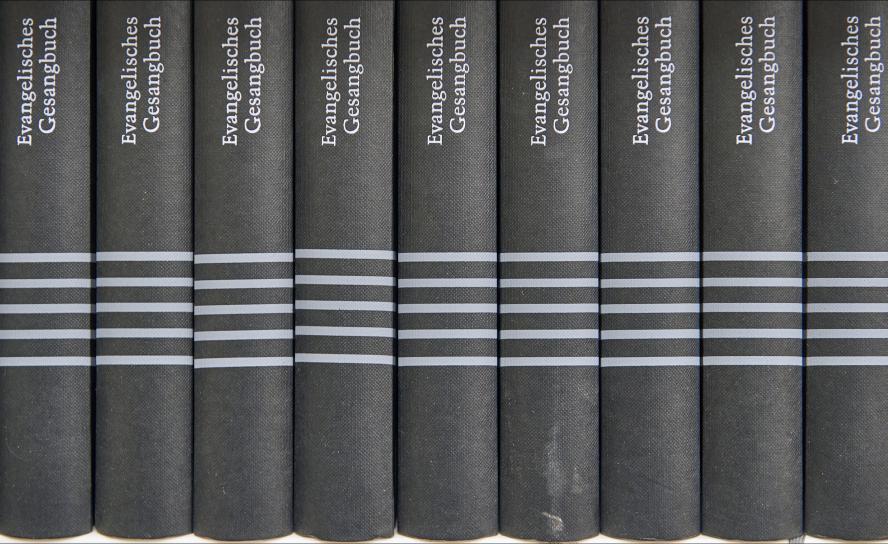 Wieviele neue und wieviele vertraute Lieder wird das für 2028 geplante neue Evangelische Gesangbuch enthalten? Eine Kommission ringt um den Liedbestand. © epd-bild/Christian Ditsch