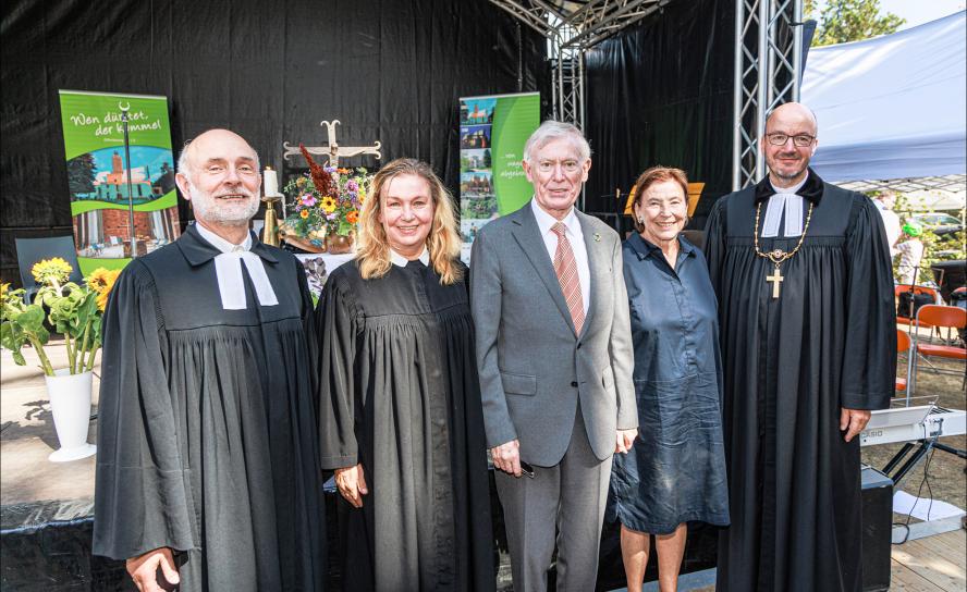 Am Sonntag in Markkleeberg-Zöbigker (v. l.): Pfarrer Frank Bohne, Pfarrerin Kathrin Bickhardt-Schulz, Bundespräsident a. D. Horst Köhler, der frühe Kindheitsjahre in Zöbigker verbrachte, Eva Köhler, Landesbischof Tobias Bilz. © Uwe Winkler