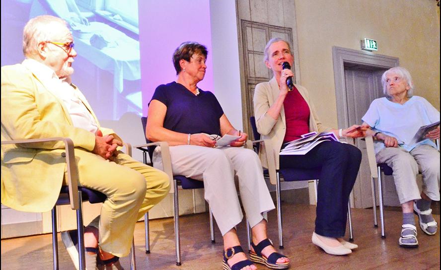 Gespräch in Grimma: Diakonie-Sprecherin Cornelia Killisch (2. v. r.) sprach mit der ehemaligen Diakonieschwester Erdmute Walter, 91 (r.), der langjährigen Kita-Leiterin Sonja Lägel und Superintendent i. R. Matthias Weismann. Foto: Roger Dietze