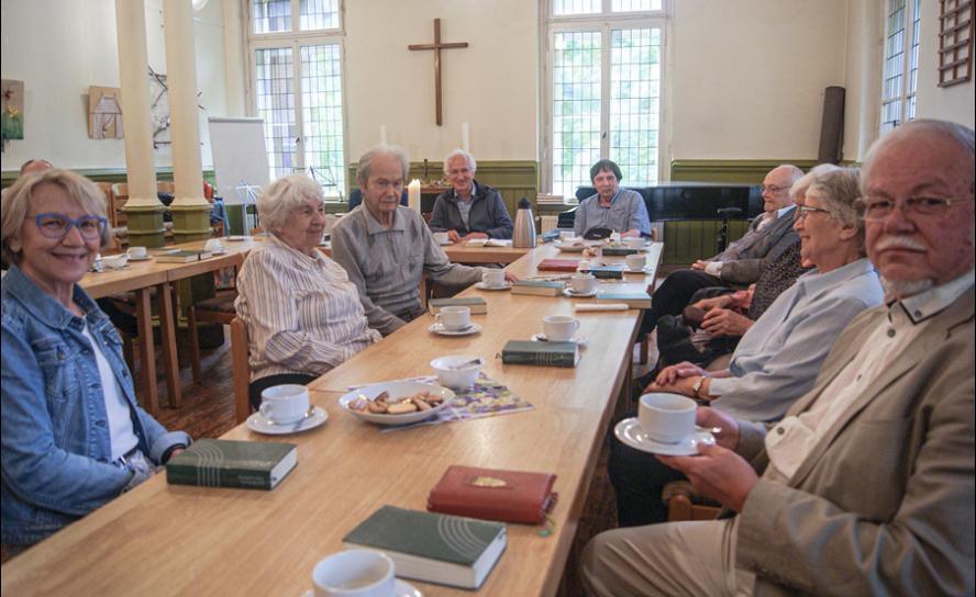 Der Leipziger Ruhestandskonvent »Schwarzer Kaffee« der Pfarrerinnen und Pfarrer (v. l.): Ute Ellinger sowie Ruth und Siegfried Lange mit weiteren Kolleginnen und Kollegen. Foto: Uwe Naumann