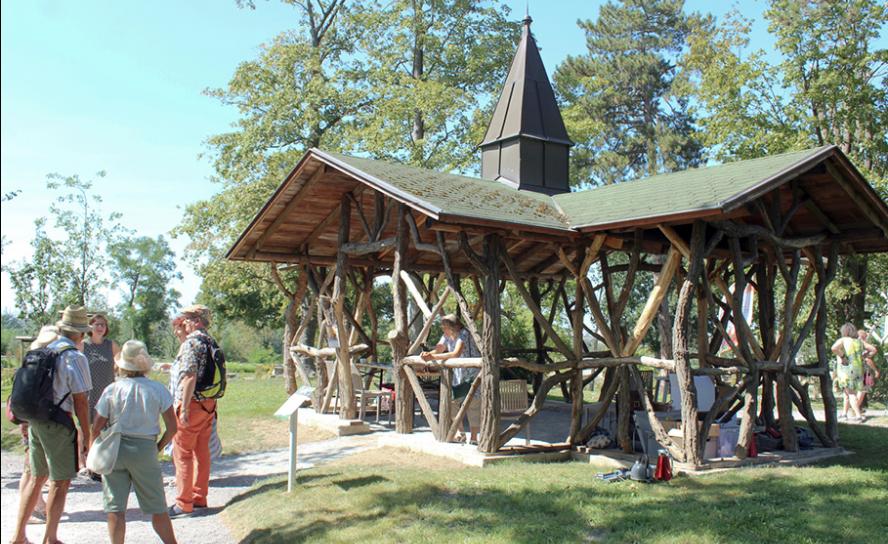 Kirche in der Laube: Die Kirchen präsentieren sich auf der Landesgartenschau in Bad Dürrenberg unter dem Motto »Gottes Wort im Blüten- meer« in der Pflaumenbaumlaube – und setzen auf Dialoge. © epd-bild/ Oliver Gierens