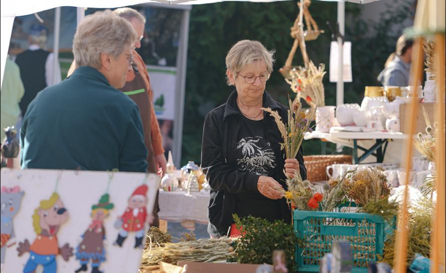 Auf dem Michaelismarkt an der Evangelischen Heimvolkshochschule in Kohren-Sahlis zeigen die Kohrener Landfrauen das Binden von Herbststräußen und Kränzen aus Naturmaterialien. © Sächs. Landeskuratorium ländl. Raum