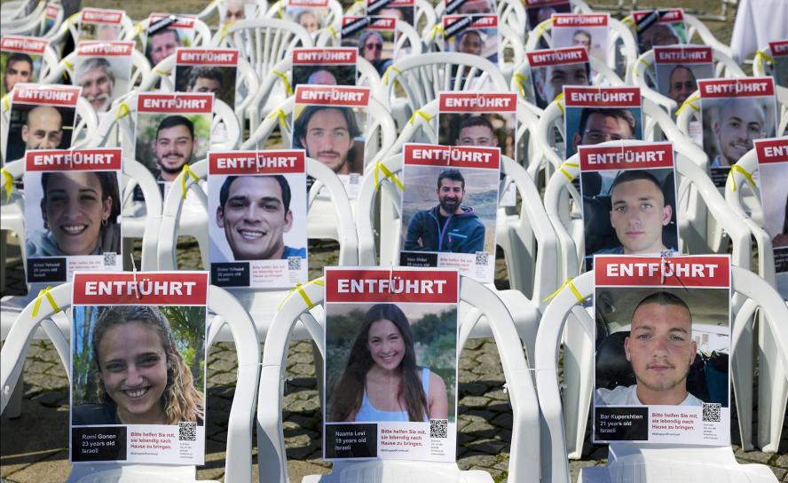 Stühle mit den Fotos der Hamas-Geiseln stehen auf dem Berliner Bebelplatz. Sie erinnern an die Israelis, die weiterhin in den Händen der Terroristen sind – Schicksal unbekannt
