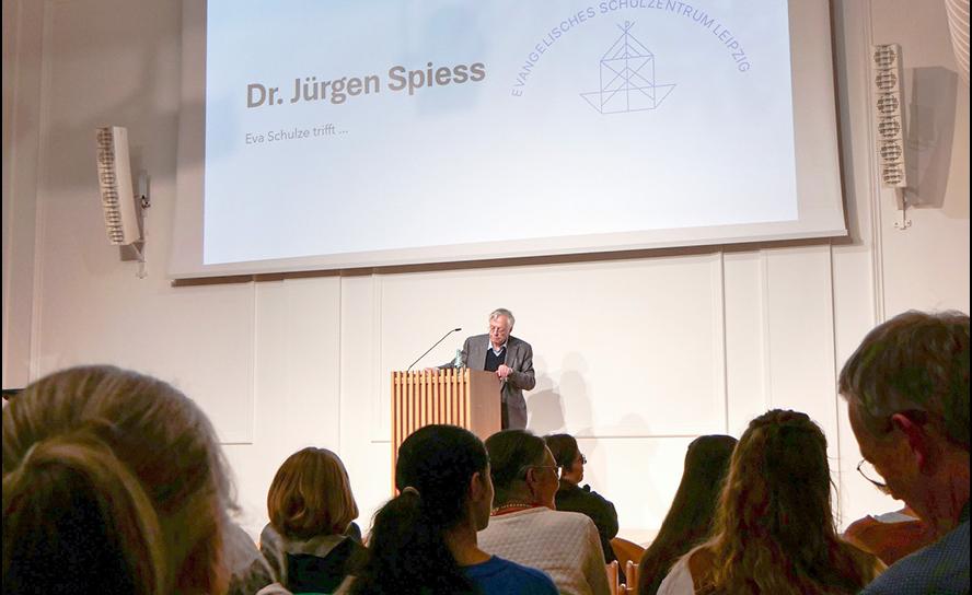 Historiker und Theologe Jürgen Spieß war am 26. September zu Gast bei »Eva Schulze trifft ...« im Evangelischen Schulzentrum Leipzig. © Stefanie Kakoschke/Evangelisches Schulzentrum Leipzig