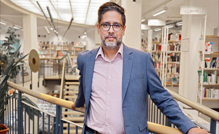 Der Bestsellerautor und politische Journalist Hasnain Kazim bei einer Lesung zu seinem neuen Buch »Deutschlandtour« in der Stadtbibliothek Cuxhaven.