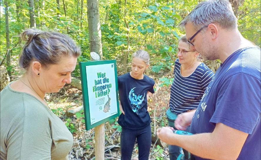 Familie Mann und weitere Helferinnen bei den Vorbereitungen zur Eröffnung des Waldlehrpfades im Klosterholz im Grimmaer Ortsteil Großbardau. Der Weg bietet auf 1,2 km einen informativen Rundgang durch die Natur. © privat