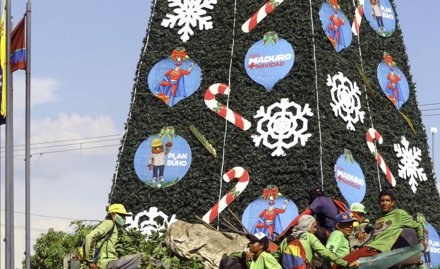 Ja, ist denn heut’ schon Weihnachten? In Venezuela stehen seit Anfang Oktober die Weihnachtsbäume auf öffentlichen Plätzen, nachdem Machthaber Maduro das Fest per Dekret verlegt hatte. © picture alliance/ZUMAPRESS.com/J.C.Hernandez