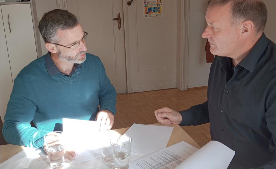 René Zimmerling (l.) bespricht sich mit Pfarrer Jörg Sirrenberg zu den Anliegen des Christophorus-Sozialdienstes in der Kirchgemeinde Leipzig- Marienbrunn.