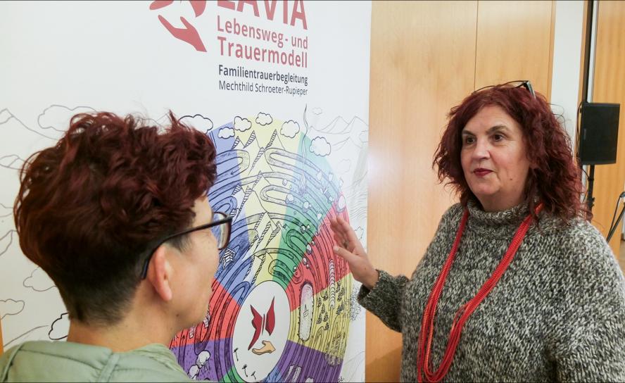 Mechthild Schroeter-Rupieper erklärt nach der Lesung im Haus der Kirche einer Zuhörerin ihr Lebensweg- und Trauermodell »Lavia«. © Tomas Gärtner