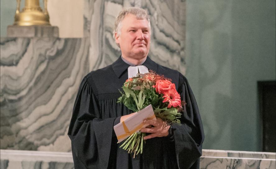 Blumen und Geschenke gab es zum Abschied für Landesposaunenpfarrer Christian Kollmar in einem Gottesdienst in der Christuskirche Dresden-Strehlen am 2. November. © Jakob Müller/SPM