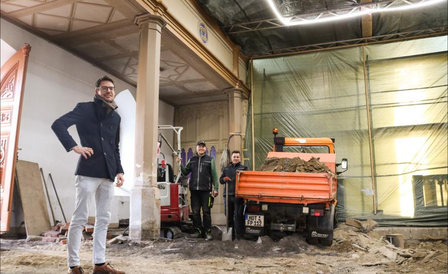Der Lößnitzer Pfarrer Raphael Weiß (l.) steht in der Großbaustelle »Hospitalkirche«. Dort wird der Boden von einer Zimmerei komplett neu hergerichtet. © Irmela Hennig