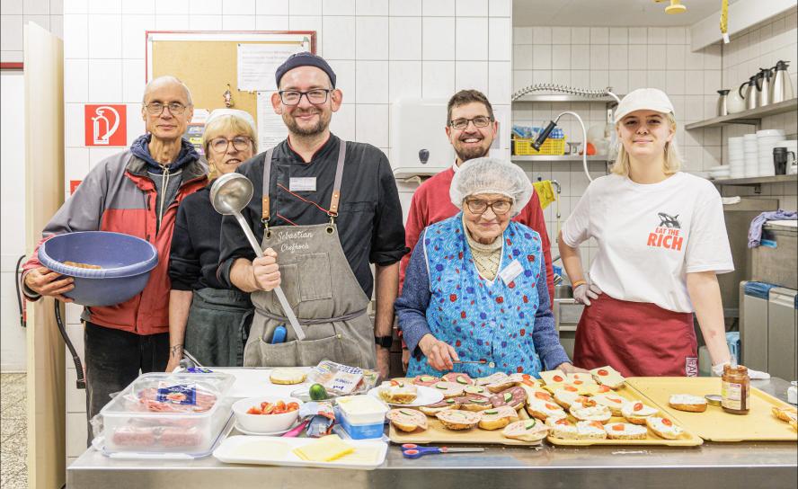 Gemeinsam Wohnungslosen helfen: Das Team der »Leipziger Oase« – dem Diakonie-Treff für Wohnungslose. Hier gibt es täglich Essen, Wärme und Angebote für die Ärmsten. 2. v. r.: Leiter Benjamin Müller. © Uwe Winkler Gemeinsam Wohnungslosen helfen: Das Team der »Leipziger Oase« – dem Diakonie-Treff für Wohnungslose. Hier gibt es täglich Essen, Wärme und Angebote für die Ärmsten. 2. v. r.: Leiter Benjamin Müller. © Uwe Winkler