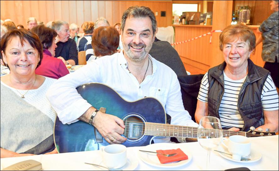 Thomas »Rups« Unger begeisterte über 200 Gäste musikalisch beim Seniorennachmittag während der Neudorfer Festwoche. © C. Bergmann Thomas »Rups« Unger begeisterte über 200 Gäste musikalisch beim Seniorennachmittag während der Neudorfer Festwoche. © C. Bergmann