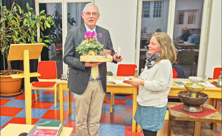 Nach der Wahl zum Superintendenten durch die Bezirkssynode Löbau-Zittau bekam Pfarrer Raik Fourestier Blumen, Geschenke und ein Licht überreicht. © Andreas Herrmann