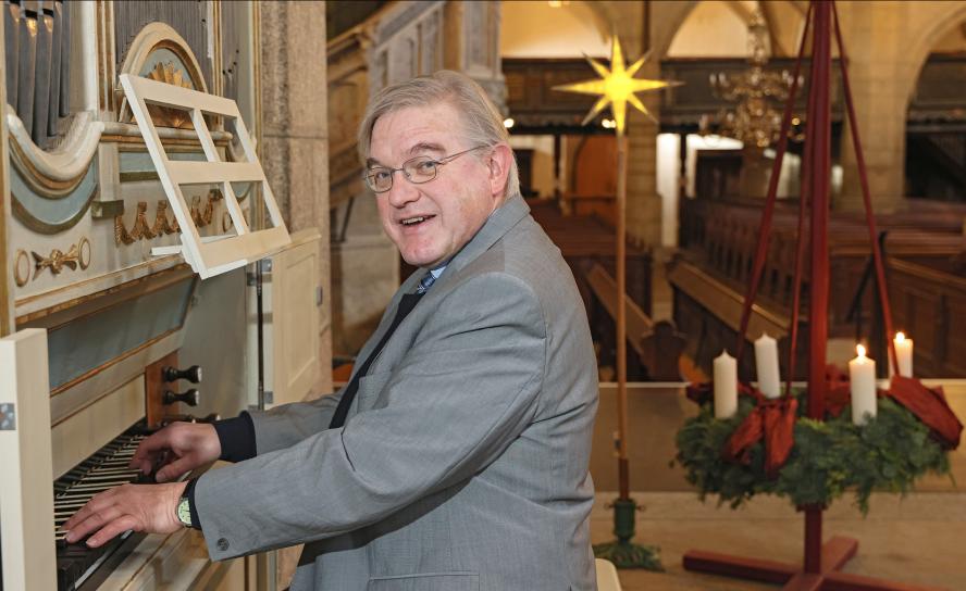 Kirchenmusikdirektor Michael Pöche spielt an der Walcker-Orgel der Kirche St. Marien in Kamenz. Unter seiner Leitung erklingen in den nächsten Wochen die Aufführungen von Bachs Weihnachtsoratorium. © Dirk Sukow