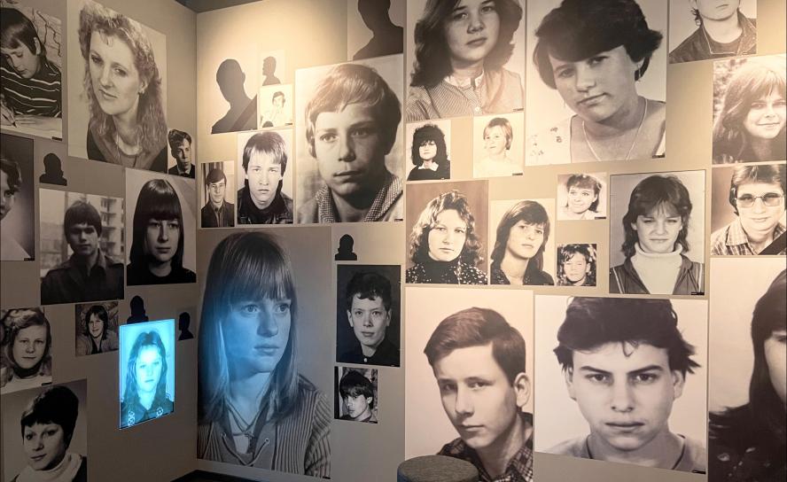 Betroffenen ein Gesicht geben: Über 4000 junge Menschen mussten im Geschlossenen Jugendwerkhof Torgau leben und leiden. Ein Raum der neuen Ausstellung zeigt die Gesichter von Betroffenen. © Archiv Gedenkstätte GJWH Torgau