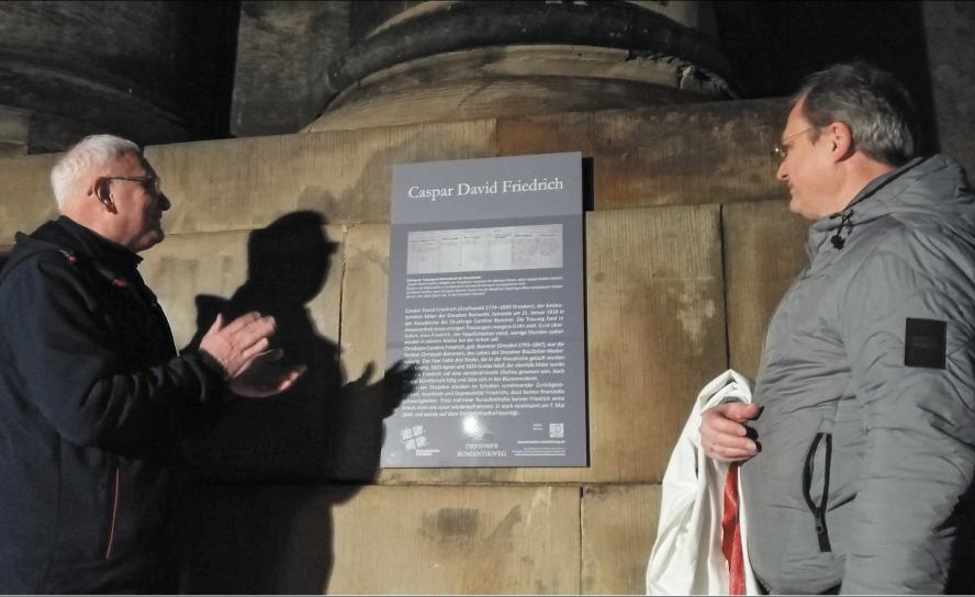 Erinnerung an CDF: Pfarrer Holger Milkau (li.) und Torsten Kulke vom Dresdner Romantik-Verein bei der Einweihung der Tafel an der Kreuzkirche. © Torsten Hilscher