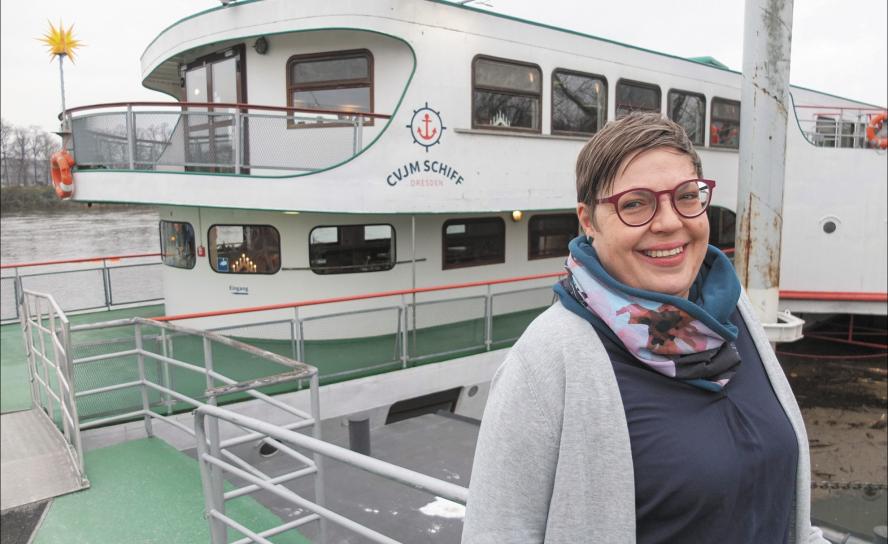 Leiterin Dorothee Arnrich vor der »Johann Friedrich Böttger«, dem CVJM-Schiff auf der Elbe in Dresden. Nun sucht der Verein einen neuen Betreiber. © Tomas Gärtner
