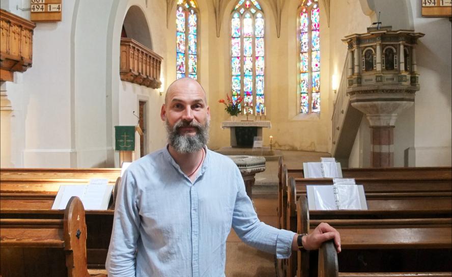 Pfarrer Martin Scheiter in der Friedenskirche Radebeul-Altkötzschenbroda. 12 Uhr lädt er zur Mittagsandacht ein, ab Ostern 2025 mittwochs wieder mit Orgelmusik. © Tomas Gärtner
