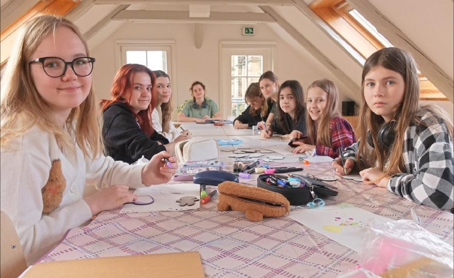 Gemeinsam auftanken: Einige Mädchen der Gruppe von Kindern und Jugendlichen aus Belarus gestalten im Dachgeschoss des Rosenthaler Rüstzeitheims mit Farbstiften und Pinsel Kalender. © Tomas Gärtner