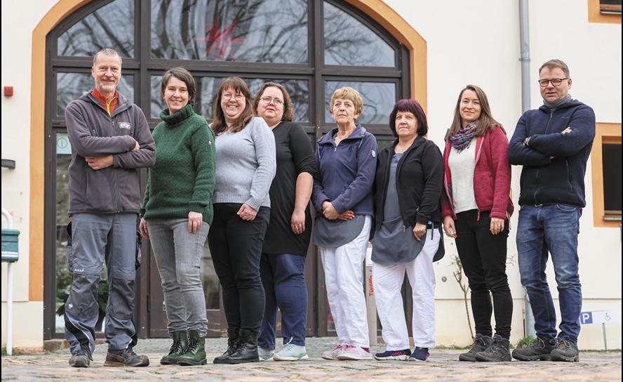 Das aktuelle Team der Evangelischen Heimvolkshochschule in Kohren-Sahlis mit ihrem Direktor Dirk Martin Mütze (r.). © Falk Opelt