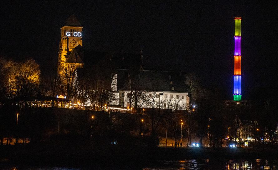 Am Turm der Chemnitzer Schloßkirche leuchtet die Lichtinstallation »Good God« von Via Lewandowsky. Das Kunstwerk ist Teil des Kunst- und Skulpturenwegs »Purple Path« der Europäischen Kulturhauptstadt Chemnitz 2025. © Franziska Kurz Am Turm der Chemnitzer Schloßkirche leuchtet die Lichtinstallation »Good God« von Via Lewandowsky. Das Kunstwerk ist Teil des Kunst- und Skulpturenwegs »Purple Path« der Europäischen Kulturhauptstadt Chemnitz 2025. © Franziska Kurz