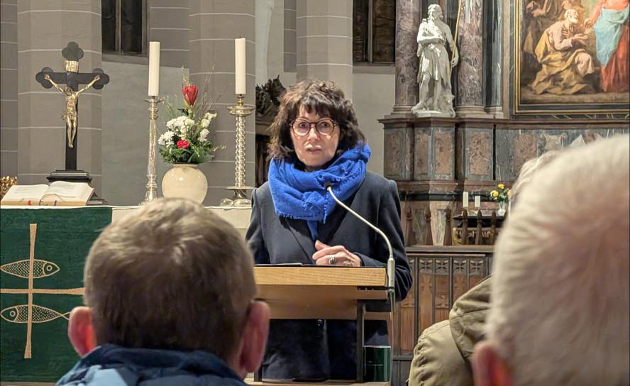 Trotz eisiger Kälte kamen viele Gäste in den Bautzener Petridom, um von der Journalistin und Osteuropa-Expertin Sabine Adler Einschätzungen zur Friedensperspektive im Krieg Russlands in der Ukraine zu hören. © Carmen Schumann