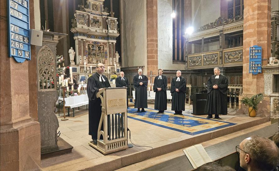Der Superintendent des Kirchenbezirks Leipziger Land, Jochen Kinder (l.), hat die Pfarrer des neuen Kirchspiels Geithain-Frohburg-Lunzenau im Vereinigungsgottesdienst für ihren neuen Dienst gesegnet. © Astrid Sonntag
