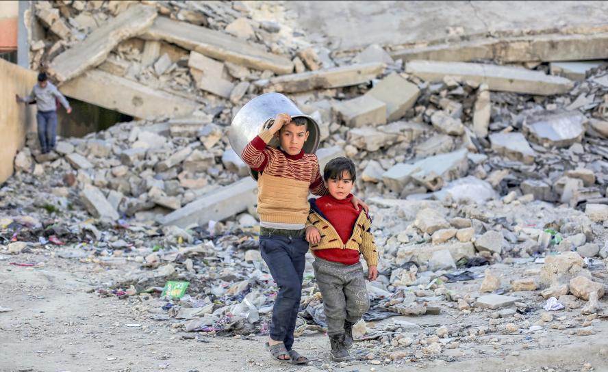 Zwei Kinder laufen durch die Trümmerwüste von Aleppo