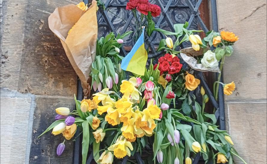 Dienstagmorgen an der Nikolaikirche: Blumen für die Opfer. © Torsten Hilscher