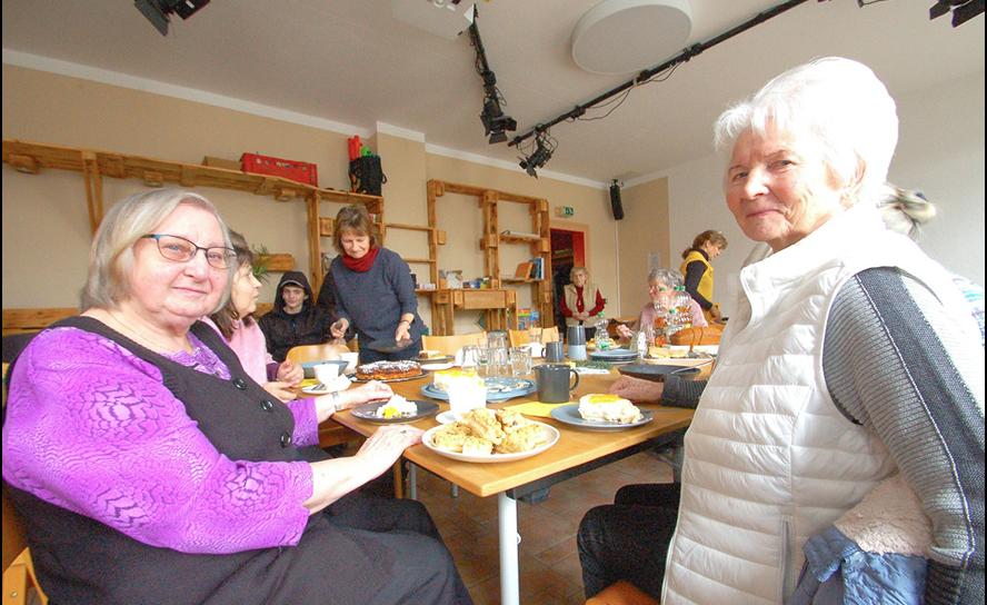 Nette Tischgesell- schaften, gutes Essen: Jutta Hampel (l.) und Rita Streubel gehören zum Stamm der Grimmaer »Tischlein deckt sich«-Gäste. © Roger Dietze