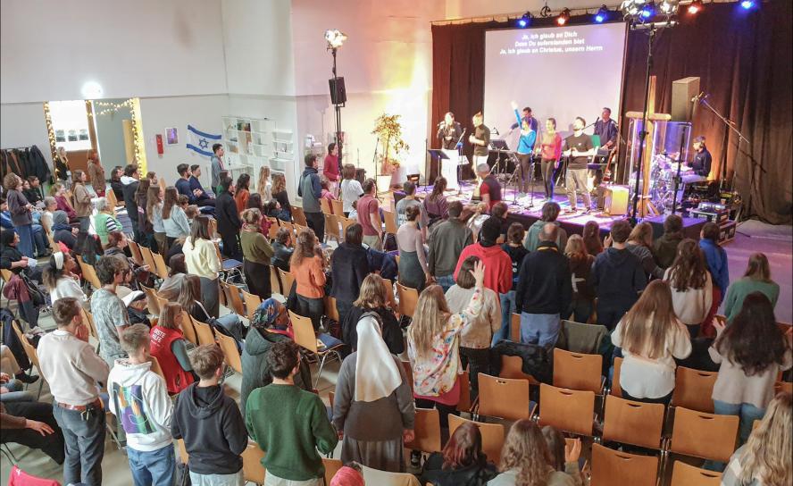 Zur Jugendkonferenz in Bad Lausick kamen über 100 Teilnehmerinnen und Teilnehmer. Zum Programm gehörten unter anderem Impulse, Workshops und Lobpreis.