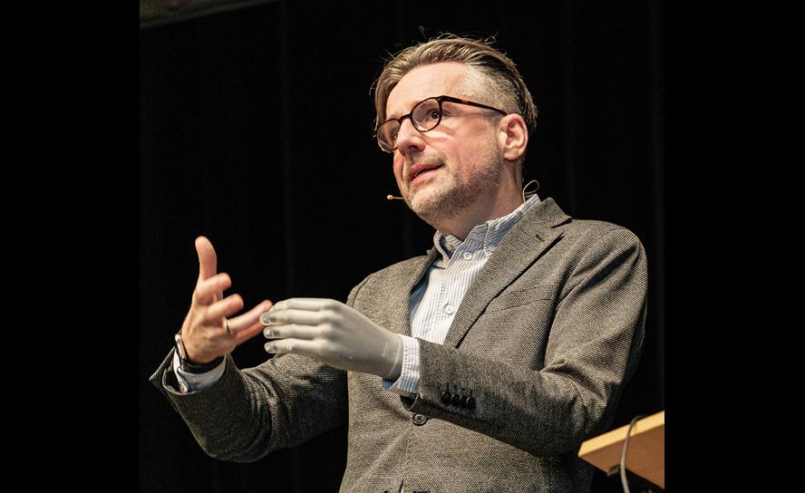 Bertolt Meyer demonstriert mit seiner Armprothese die Entwicklung.