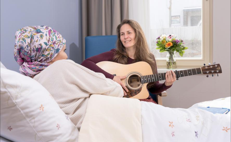 Die Leipziger Liedermacherin und Sterbebegleiterin Nadine Maria Schmidt erarbeitet mit Menschen im Diakonie Hospiz Leipzig persönliche musikalische Denkmale.Foto: Kay Zimmermann